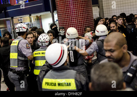 Sao Paolo, Brasilien. 15. April 2014. Sao Paulo 15.04.2014 - einem sehr regnerischen Abend, um 500-1000 Menschen verbinden die 5. Demonstration in Sao Paulo, Brasil, gegen den World Cup, diesein, konzentrierte sich auf die öffentliche Gesundheit. Im Jahr 2013 rechtfertigen ehemaliger Fußballspieler Ronaldo Nazario sagte '' eine WM nicht der Krankenhäuser erfolgt '', die Kosten von fast 10 Milliarden in Stadien (EURO) und Einrichtungen für die Veranstaltung. Am Ende der Demonstration eine Bank-Agentur wurde angegriffen und seine Fenster kaputt. 54 Personen wurden festgenommen, und 4 wird strafrechtlich verfolgt. (Foto von Gustavo Basso/NurPhoto) (Kredit-Bild: © G Stockfoto