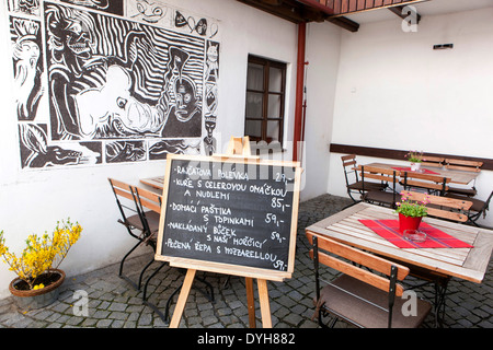 Die Wände der Josef Vachal Straße sind mit Graffiti dekoriert, die vom Vachal Buch - Bloody Roman inspiriert sind. Litomysl Tschechische Republik Stockfoto