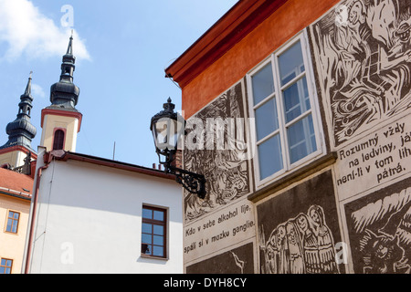 Die Wände der Josef Vachal Straße sind mit Graffiti dekoriert, die vom Vachal Buch - Bloody Roman inspiriert sind. Litomysl Tschechische Republik Stockfoto