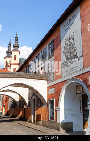 Die Wände der Josef Vachal Straße sind mit Graffiti dekoriert, die vom Vachal Buch - Bloody Roman inspiriert sind. Litomysl Tschechische Republik Stockfoto