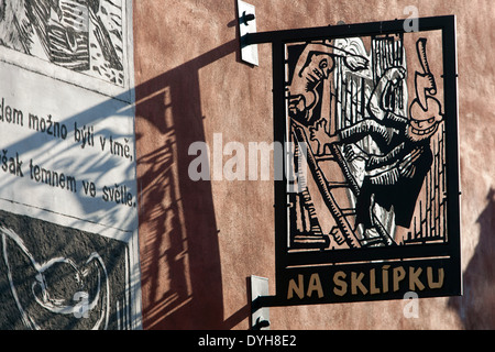 Die Wände der Josef Vachal Straße sind mit Graffiti dekoriert, die vom Vachal Buch - Bloody Roman inspiriert sind. Litomysl Tschechische Republik Stockfoto