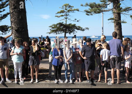 Manly Beach, Sydney, Australien. 18. April 2014. Prinz William und Kate, der Herzog und die Herzogin von Cambridge besuchen Manly Beach in Sydney, wo große Massen ihrer Ankunft auf Sie warten. Australien. Bildnachweis: Martin Beere/Alamy Live News Stockfoto