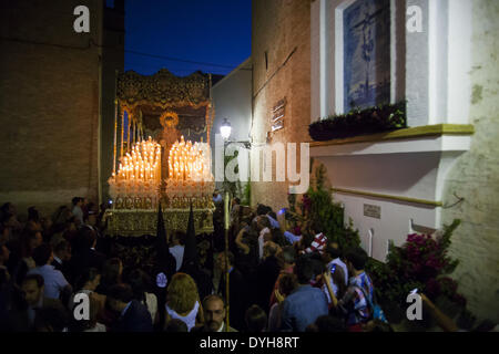 Sevilla, Spanien. 13. April 2014. Paso der Jungfrau '' del Refugio'' der Bruderschaft namens '' San Bernardo'' während der Parade zum Dom am Heiligen Mittwoch. Sevilla, Spanien, 16 April, 2014.Photo: Daniel Gonzalez Acuna/NurPhoto © Daniel Gonzalez Acuna/NurPhoto/ZUMAPRESS.com/Alamy Live-Nachrichten Stockfoto