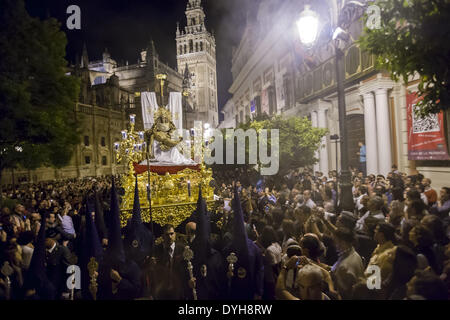 Sevilla, Spanien. 13. April 2014. Paso '' De La Piedad'' der Bruderschaft namens '' El Baratillo'' während der Parade zur Kathedrale Heiligen mittwochs. Sevilla, Spanien, 16 April, 2014.Photo: Daniel Gonzalez Acuna/NurPhoto © Daniel Gonzalez Acuna/NurPhoto/ZUMAPRESS.com/Alamy Live-Nachrichten Stockfoto