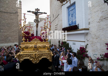 Sevilla, Spanien. 13. April 2014. Paso Christi '' De La Salud'' Bruderschaft namens '' San Bernardo'' während der Parade zum Dom am Heiligen Mittwoch. Sevilla, Spanien, 16 April, 2014.Photo: Daniel Gonzalez Acuna/NurPhoto © Daniel Gonzalez Acuna/NurPhoto/ZUMAPRESS.com/Alamy Live-Nachrichten Stockfoto