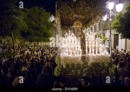 Sevilla, Spanien. 13. April 2014. Paso der Jungfrau '' De La Caridad'' der Bruderschaft namens '' El Baratillo'' während der Parade zum Dom am Heiligen Mittwoch. Sevilla, Spanien, 16 April, 2014.Photo: Daniel Gonzalez Acuna/NurPhoto © Daniel Gonzalez Acuna/NurPhoto/ZUMAPRESS.com/Alamy Live-Nachrichten Stockfoto