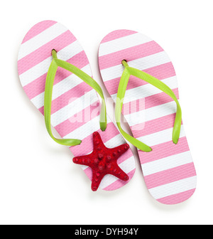 Sommer Flip Flops mit Seestern auf weißem Hintergrund. Ansicht von oben Stockfoto