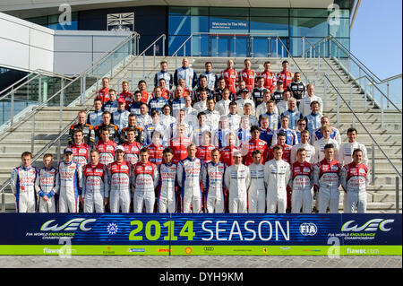 Northampton, UK. 18. April 2014. Die WEC-Treiber sammeln für ein Gruppenfoto auf der Treppe von der Silverstone Flügel in Runde 1 der 2014 FIA World Endurance Championship von Silverstone Circuit. Bildnachweis: Aktion Plus Sport/Alamy Live-Nachrichten Stockfoto