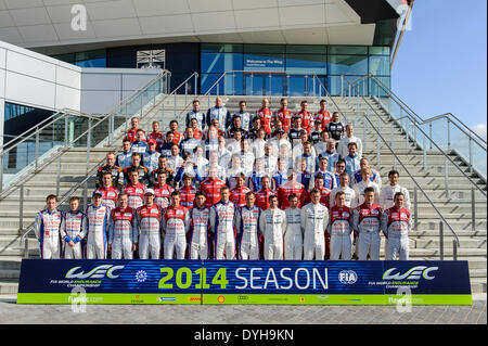 Northampton, UK. 18. April 2014. Die WEC-Treiber sammeln für ein Gruppenfoto auf der Treppe von der Silverstone Flügel in Runde 1 der 2014 FIA World Endurance Championship von Silverstone Circuit. Bildnachweis: Aktion Plus Sport/Alamy Live-Nachrichten Stockfoto