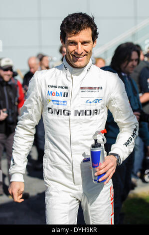 Northampton, UK. 18. April 2014. Ex-F1-Pilot Mark Webber (AUS) aus dem Porsche-WEC-Team kümmert sich auf ein Gruppenfoto in Runde 1 der 2014 FIA World Endurance Championship von Silverstone Circuit. Bildnachweis: Aktion Plus Sport/Alamy Live-Nachrichten Stockfoto