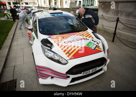 Der Belfast City Hall, UK 18. April 2014. FIA European Rally 4. Runde von der Strecke der Rallye Irland zeremonielle Start in Belfast Stockfoto