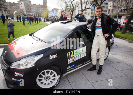 Der Belfast City Hall, UK 18. April 2014. Tschechische Republik-Fahrer Jan Cerny mit seinem Auto auf dem Circuit of Ireland zeremonielle start Stockfoto