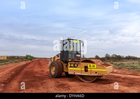 Feldweg zwischen Menzies und Lake Ballard repariert nach starken Regenfällen, Western Australia Stockfoto