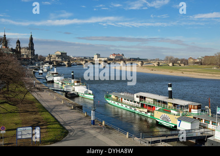 Dresden, Schiffsanleger am Terrassenufer Und Augustusbrücke Stockfoto