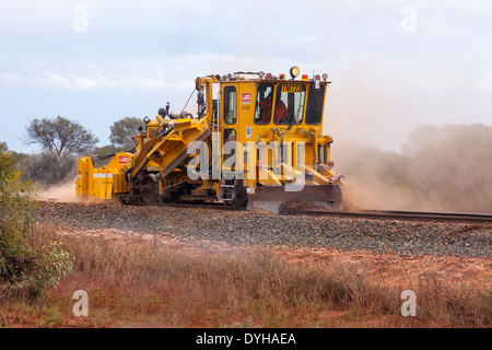 Feldweg zwischen Menzies und Lake Ballard repariert nach starken Regenfällen, Western Australia Stockfoto