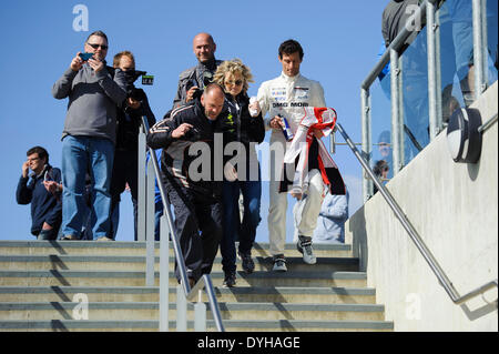 Northampton, UK. 18. April 2014. Fans verfolgen die Ex-F1-Pilot Mark Webber (AUS) aus dem Porsche WEC Team für Fotos und Autogramme in Runde 1 der 2014 FIA World Endurance Championship von Silverstone Circuit. Bildnachweis: Aktion Plus Sport/Alamy Live-Nachrichten Stockfoto