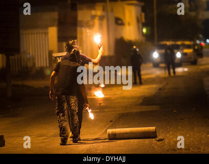 Abu Saiba, Bahrain. 17. April 2014. Anti-Regierungs-Demonstranten Anhebung Molotov-Cocktail-Front der Bereitschaftspolizei, Zusammenstößen kommt nach ein unterdrücken der Demonstration von Anti-Regierungs-Demonstranten mit Tränengas Kanister über und Vögel Kugeln auf Demonstranten Körpern am 17. April 2014 (Foto: Ahmed AlFardan/NurPhoto) Credit: Ahmed Alfardan/NurPhoto/ZUMAPRESS.com/Alamy Live News Stockfoto