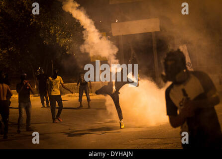 Abu Saiba, Bahrain. 17. April 2014. Anti-Regierungs-Demonstranten wieder Tränengas Kanister, Bereitschaftspolizei, Zusammenstößen kommt nach ein unterdrücken der Demonstration von Anti-Regierungs-Demonstranten mit Tränengas Kanister über und Vögel Kugeln auf Demonstranten Körpern am 17. April 2014 (Foto: Ahmed AlFardan/NurPhoto) Credit: Ahmed Alfardan/NurPhoto/ZUMAPRESS.com/Alamy Live News Stockfoto