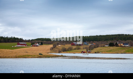 Traditionellen kleinen norwegischen Dorf mit roten Holzhäusern auf felsigen Küste Stockfoto