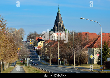 Riesa, Pausitzer Strasse Mit Kirche Sankt Trinitatis Stockfoto