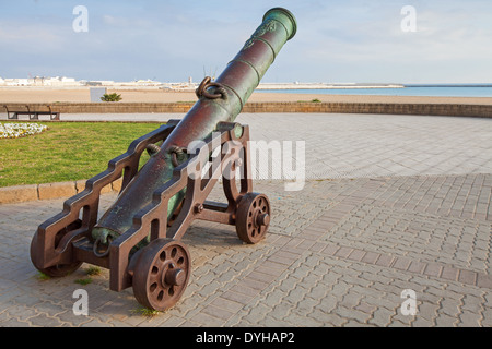 Alte Kanone steht am Strand in Tanger, Marokko Stockfoto