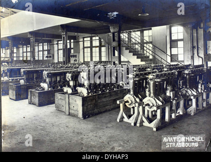 Dieses Bild zeigt eine Nachbildung oder Darstellung des Spirit of St. Louis, des legendären Flugzeugs, das Charles Lindbergh bei seinem ersten transatlantischen Solo-Flug im Jahr 1927 geflogen hat. Das Flugzeug wurde von der Ryan Aeronautical Company gebaut und wird in San Diego ausgestellt. Er unterstreicht die Bedeutung von Meilensteinen im Luftverkehr und die Rolle von Douglas-Flugzeugen in der Luftfahrtgeschichte. Stockfoto