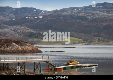 Norwegische Landschaft. Kleines Motorboot steht in der Nähe von schwimmenden Steg festgemacht Stockfoto