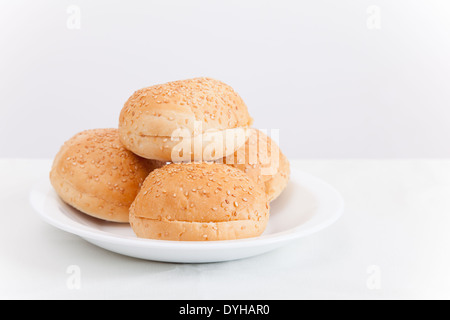 Kleine Brötchen für Hamburger legen auf weißen Teller Stockfoto