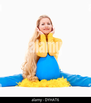 Ostern - junge Frau mit langen blonden Haaren und großen blauen Ei. Stockfoto