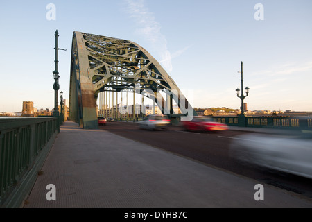 Verkehr bewegt über die Tyne-Brücke zwischen Newcastle und Gateshead, Tyne and Wear Stockfoto