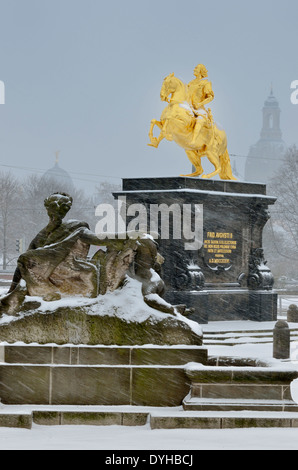 Dresden, Winterbeginn am Denkmal Goldener Reiter Stockfoto
