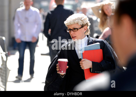 London, England, Vereinigtes Königreich. Weiblicher Rechtsanwalt mit einer Tasse Kaffee außerhalb der zentralen Strafgerichtshof Old Bailey Stockfoto