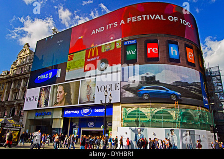 Digitale Anzeigetafeln am Piccadilly Circus, West End, London, England, Vereinigtes Königreich Stockfoto