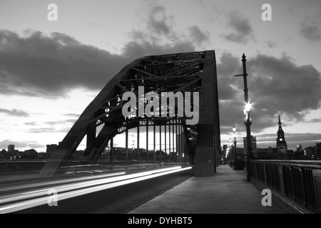 Ampel-Pfade verschieben über die Tyne-Brücke zwischen Newcastle und Gateshead, Tyne and Wear Stockfoto