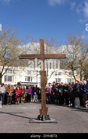 Wells, Somerset, Großbritannien. 18. April 2014.  – Ostern Karfreitag Christen versammeln sich für einen freien Service auf dem Markt, Brunnen nach der Prozession Walk of Witness brachte das hölzerne Kreuz durch die Straßen von Englands kleinste Domstadt - gut Freitag, 18. April 2014. Stockfoto