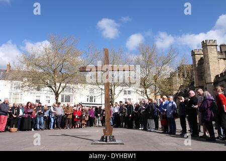 Wells, Somerset, Großbritannien. 18. April 2014.  – Ostern Karfreitag Christen versammeln sich für einen freien Service auf dem Markt, Brunnen nach der Prozession Walk of Witness brachte das hölzerne Kreuz durch die Straßen von Englands kleinste Domstadt - gut Freitag, 18. April 2014. Stockfoto