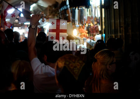 Georgische Pilger tragen ein Kreuz auf dem Weg, wo Jesus ging, jetzt bekannt als die "Via Dolorosa" oder der "Weg des Leidens", am Karfreitag in der Jerusalemer Altstadt am 18. April 2014. Christliche Pilger anlässlich des Jahrestages jährlich zu Fuß vom Garten Gethsemane am Ölberg zur Kirche des Heiligen Grabes in der Mitte der Altstadt, ein alten weitläufiger Schrein die orthodoxe und katholische Christen glauben entstand auf der original-Website der Kreuzigung und Grablegung Jesu. Bildnachweis: Eddie Gerald/Alamy Live-Nachrichten Stockfoto