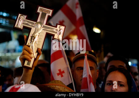 Georgische Pilger tragen ein Kreuz auf dem Weg, wo Jesus ging, jetzt bekannt als die "Via Dolorosa" oder der "Weg des Leidens", am Karfreitag in der Jerusalemer Altstadt am 18. April 2014. Christliche Pilger anlässlich des Jahrestages jährlich zu Fuß vom Garten Gethsemane am Ölberg zur Kirche des Heiligen Grabes in der Mitte der Altstadt, ein alten weitläufiger Schrein die orthodoxe und katholische Christen glauben entstand auf der original-Website der Kreuzigung und Grablegung Jesu. Bildnachweis: Eddie Gerald/Alamy Live-Nachrichten Stockfoto