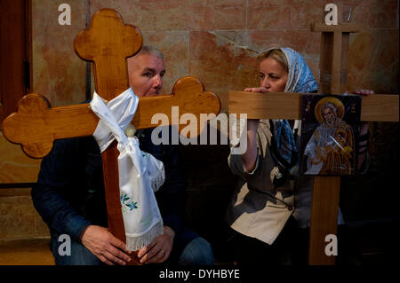 ISRAEL - JERUSALEM 18 APRIL: christliche Pilger hält ein Kruzifix an der Heilig-Grab-Kirche am Karfreitag in der Jerusalemer Altstadt am 18. April 2014. Christliche Pilger anlässlich des Jahrestages jährlich zu Fuß vom Garten Gethsemane am Ölberg zur Kirche des Heiligen Grabes in der Mitte der Altstadt, ein alten weitläufiger Schrein die orthodoxe und katholische Christen glauben entstand auf der original-Website der Kreuzigung und Grablegung Jesu. Bildnachweis: Eddie Gerald/Alamy Live-Nachrichten Stockfoto