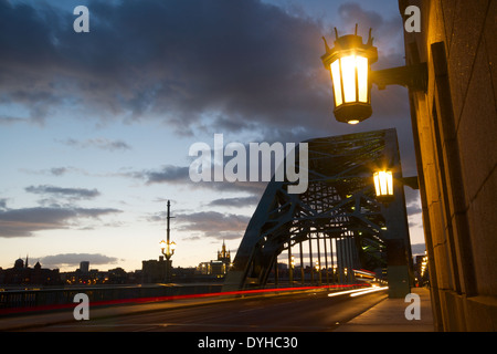 Ampel-Pfade verschieben über die Tyne-Brücke zwischen Newcastle und Gateshead, Tyne and Wear Stockfoto