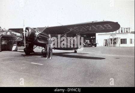 Dieses Bild aus der AL8-Kollektion zeigt eine Nachbildung des Spirit of St. Louis, des Flugzeugs, das durch Charles Lindberghs bahnbrechenden Transatlantikflug von 1927 berühmt wurde. Es unterstreicht die Rolle des Flugzeugs bei der Revolutionierung des Flugreises. Stockfoto