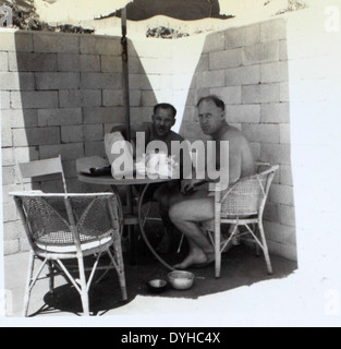 Die Douglas 000443 in San Diego ist mit der Geschichte von Charles Lindbergh’s Spirit of St. Louis verbunden. Dieses Flugzeug, Teil der Airtech-Kollektion, ist eine Nachbildung von Lindberghs legendärem Flugzeug, das den ersten Nonstop-Transatlantikflug machte. Sie stellt einen Meilenstein in der Luftfahrtgeschichte dar. Stockfoto