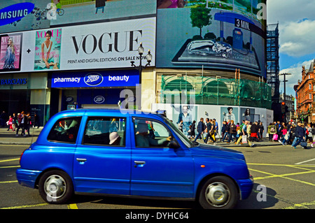 Taxi am Piccadilly Circus zeigt elektrische Werbetafeln, West End, London, England, Vereinigtes Königreich Stockfoto