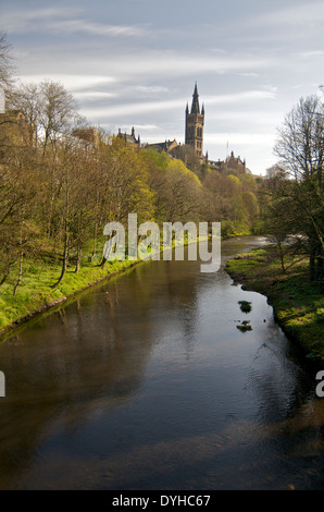 Ansicht der Universität Glasgow Spire und River Kelvin Stockfoto