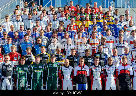 Northampton, UK. 18. April 2014. Die European Le Mans Series Treiber sammeln für ein Gruppenfoto auf der Treppe von der Silverstone Flügel in Runde 1 der 2014 FIA World Endurance Championship von Silverstone Circuit. Bildnachweis: Aktion Plus Sport/Alamy Live-Nachrichten Stockfoto