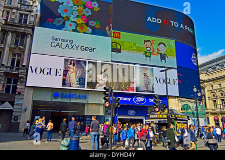 Digitale Anzeigetafeln am Piccadilly Circus, West End, London, England, Vereinigtes Königreich Stockfoto