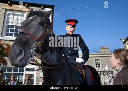 Lance CPL Robert Bishop über 'Copenhagan' beim Tag der offenen Tür der North Dales Stables der Tag der offenen Tür der Middleham Stables ging weiter, obwohl die Rennen am Karfreitag zum ersten Mal erlaubt waren. Seine Zukunft war bedroht, da Rennen in Musselburgh und Lingfield stattfinden sollten. Nachdem Betfair jedoch weiterhin als Sponsoren eingesetzt wurde und die Middleham-Auslegervereinigung „einstimmig“ beschlossen hatte, die zwei Jahrzehnte lange Tradition fortzusetzen. Stockfoto