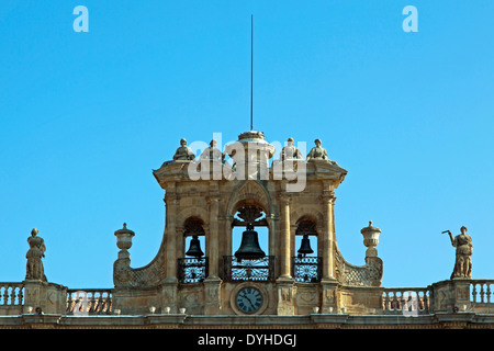 Glockenturm und Uhr des Rathauses gegen einen klaren, blauen Himmel, auf der Plaza Mayor, Salamanca, Castilla y León, Spanien, Europa. Stockfoto