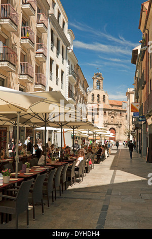Menschen essen gehen in der historischen Stadt Zentrum von Salamanca, Castilla y León, Spanien. Salamanca ist ein UNESCO-Weltkulturerbe. Stockfoto