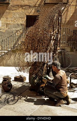 Künstler erstellen eine Fahrrad-Kunstwerk aus rostigen Materialien in Stadt Zentrum von Salamanca, Castilla y León, Spanien. Stockfoto